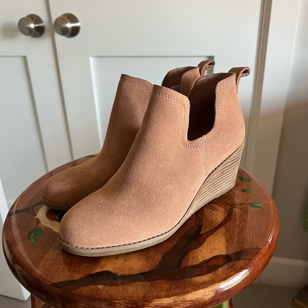 Toms Kallie Light Brown Suede Ankle Booties